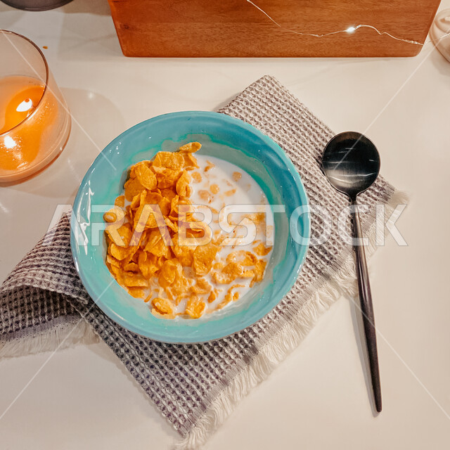 صورة مقربة لوجبة الفطور الصباحي ، إتباع نظام غذائي صحي ، إعداد رقائق الذرة ( كورن فليكس ) في طبق ، مفهوم الأكل الصحي ، الإفطار الصحي ، وجبة فطور صحية