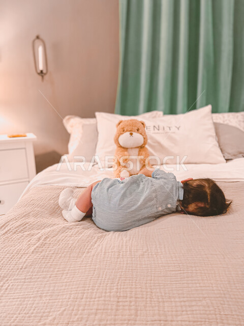 طفل صغير نائم على فراش النوم ، غرفة نوم أطفال ، الهدوء والراحة