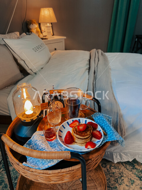 صورة لغرفة نوم داخل شقة سكنية ، وجبة الفطور داخل الغرفة ، حلويات وسكريات ، بان كيك ، التحلاية ، ديكورات داخلية 