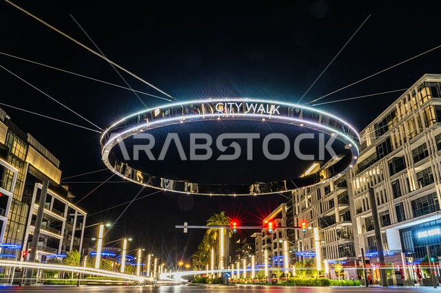 صورة إبداعية ليلية في سيتي ووك بإمارة دبي بالامارات العربية المتحدة، معالم دبي السياحية الشهيرة ، الفن الهندسي المعماري ، السياحة في الامارات، أماكن سياحية للمشي والتجول بالإمارات