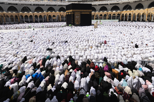 الحرم المكي الشريف في مكة المكرمة بالمملكة العربية السعودية ، أداء مناسك الحج والعمرة، العبادة والتقرب إلى الله، معالم دينية إسلامية، موسم الحج 2022 ، الحجاج المسلمين يؤدون الصلاة حول الكعبة المشرفة في مكة المكرمة