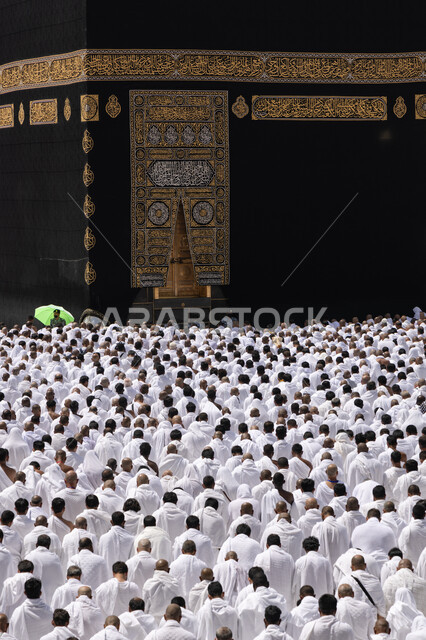 الحرم المكي الشريف في مكة المكرمة بالمملكة العربية السعودية ، أداء مناسك الحج والعمرة، العبادة والتقرب إلى الله، معالم دينية إسلامية، موسم الحج 2022 ، الحجاج المسلمين يؤدون الصلاة حول الكعبة المشرفة في مكة المكرمة