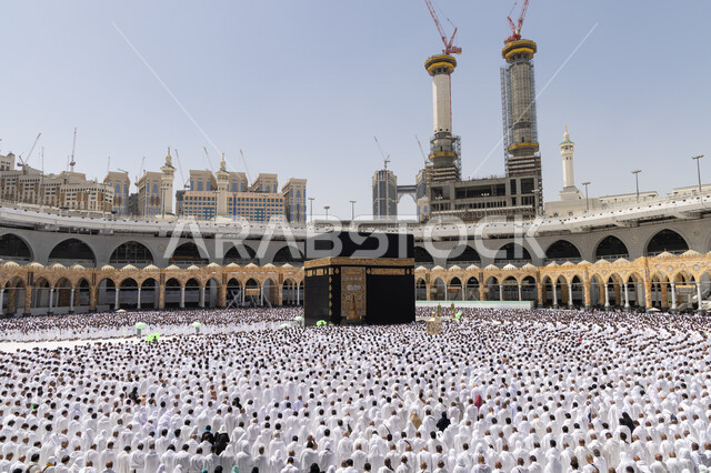 الحرم المكي الشريف في مكة المكرمة بالمملكة العربية السعودية ، أداء مناسك الحج والعمرة، العبادة والتقرب إلى الله، معالم دينية إسلامية، موسم الحج 2022 ، الحجاج المسلمين يؤدون الصلاة حول الكعبة المشرفة في مكة المكرمة
