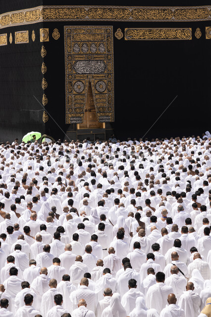 الحرم المكي الشريف في مكة المكرمة بالمملكة العربية السعودية ، أداء مناسك الحج والعمرة، العبادة والتقرب إلى الله، معالم دينية إسلامية، موسم الحج 2022 ، الحجاج المسلمين يؤدون الصلاة حول الكعبة المشرفة في مكة المكرمة