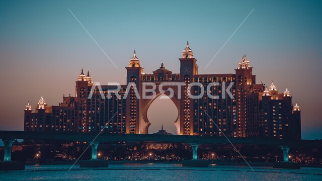 صورة جمالية لفندق اتلانتس مطل على الخليج العربي في إمارة دبي بدولة الإمارات العربية المتحدة ، الفن الهندسي المعماري في الإمارات ، معالم الإمارات السياحية الشهيرة،
