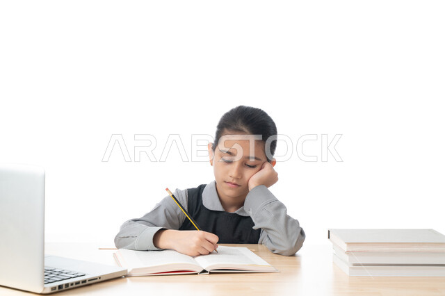 ايماءات وجه ويدين تدل على الملل والإرهاق بسبب الدراسة، سلبيات التعلم عن بعد، بورتريه لطالبة عربية خليجية اماراتية ترتدي اليونيفورم المدرسي، طالبة سعودية غير منسجمة في الحفظ، تراكم الدروس والضغط في ليلة الإختبار، خلفية بيضاء