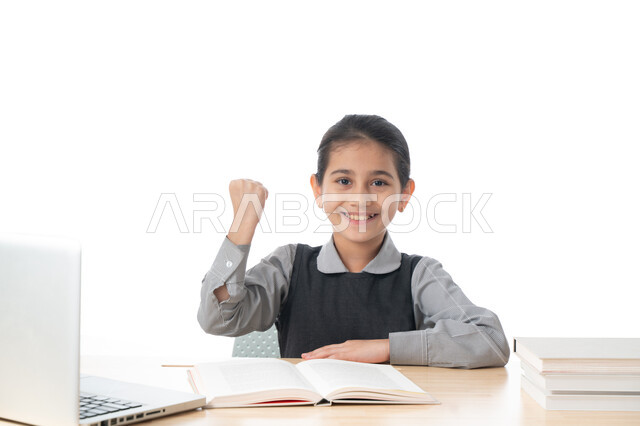 ايماءات وجه ويدين تدل على الفرح والسرور للحصول على درجة امتياز، الاجتهاد والتفوق ومتابعة الدروس عن طريق الحاسب، بورتريه لتلميذة عربية خليجية اماراتية ترتدي الزي المدرسي مبتسمة تنظر إلى الكاميرا، طالبة سعودية تقوم بالتحضير الجيد للإختبارات، خلفية بيضاء