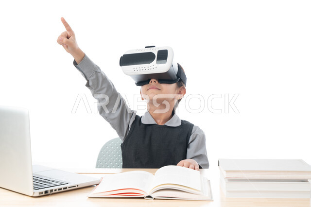 التعليم الذكي عبر نظارات الواقع الافتراضي، بورتريه لتلميذة عربية خليجية اماراتية ترتدي اليونيفورم المدرسي تشير إلى شيء ما وتتفاعل مع العالم الافتراضي، طالبة سعودية تجلس على طاولة الدراسة، جمع التعلم مع الترفيه باستخدام التقنية الحديثة، خلفية بيضاء