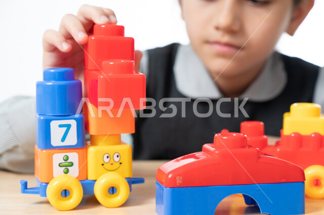 تعزيز الابتكارات باستخدام نظام المنتسوري للتعليم الذكي, خلفية بيضاء, آفاق ومهارات التعليم عن طريق اللعب, بورتريه مقرب لطالبه عربية خليجية إماراتية في بيئة تعليمية حديثة, تلميذة سعودية في إحدى المدراس الأكاديمية, تنمية القدرات الحركية والذهنية لدى الأطفال