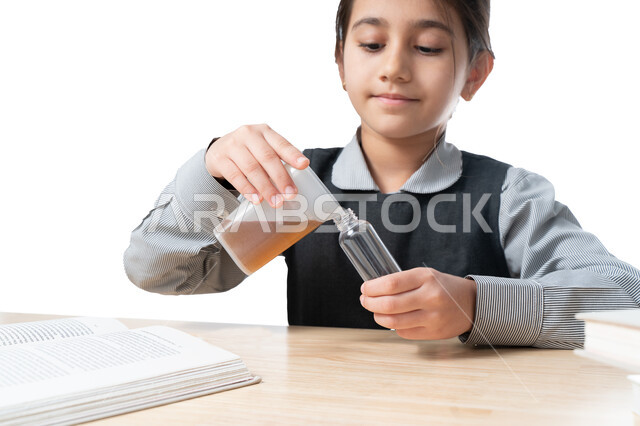 اكتساب المعرفة من خلال التجارب العملية, بورترية مقرب لطالبة عربية خليجية إماراتية في بيئة تعليمية متطورة, تلميذة سعودية تقوم بتجربة كيميائية في مختبر المدرسة, الإبداع والأنشطة التعليمية وتنمية المهارات والقدرات الحركية والذهنية لدى الأطفال, خلفية بيضاء 