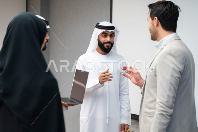 أستاذ جامعي عربي إماراتي خليجي يشرح لطلابه المحاضره, طلاب إماراتيون يقفنا أمام الاستاذ و يتم تدوين الملاحظات على جهاز الحاسب , فريق عمل عربي إماراتي  خليجي, الإجتماع في مقر العمل, مناقشة مهام العمل, تحقيق الأهداف, تدريب الموظفين, ورشة عمل