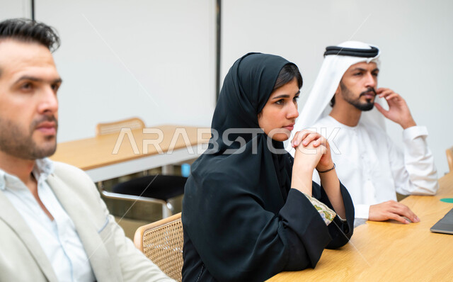 صوره مقربه لطلاب  عرب إماراتيون خليجيون في قاعة المحاضرات في الجامعه, التفاعل والمشاركه, تدوين الملاحظات, الإستماع الى المحاضره, ورش عمل, دورات تدريبيه, دروس و محاضرات, جودة التعليم, جامعات أكاديميه في الإمارات, كليات وجامعات متطوره