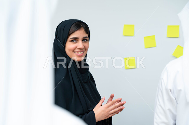 صورة مقربة لأستاذه جامعيه عربيه إماراتيه  خليجيه تشرح لطلابها المحاضره, مدربه جامعيه, تدوين الملاحظات على السبوره, التعليم الجامعي في الإمارات المتحدة , الإجتماع في مقر العمل, مناقشة مهام العمل, تحقيق الأهداف, تدريب الموظفين, ورشة عمل