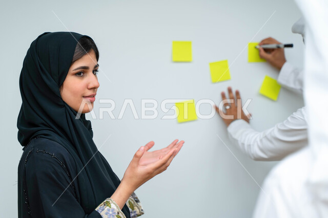 صورة مقربة لأستاذه جامعيه عربيه إماراتيه  خليجيه تشرح لطلابها المحاضره, مدربه جامعيه, تدوين الملاحظات على السبوره, التعليم الجامعي في الإمارات المتحدة , الإجتماع في مقر العمل, مناقشة مهام العمل, تحقيق الأهداف, تدريب الموظفين, ورشة عمل