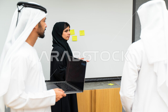 استاذة جامعيه عربيه إماراتيه خليجيه تشرح لطلابها المحاضره, مدربه جامعيه, تدوين الملاحظات على السبوره, التعليم الجامعي في الإمارات المتحدة , فريق عمل عربي إماراتي خليجي, الإجتماع في مقر العمل, مناقشة مهام العمل, تحقيق الأهداف, تدريب الموظفين, ورشة عمل