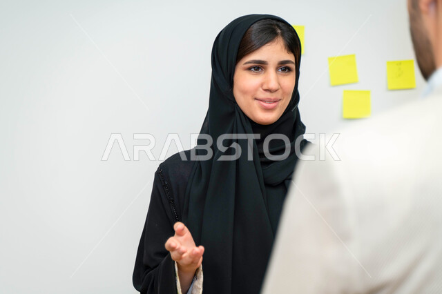 صورة مقربة لأستاذه جامعيه عربيه إماراتيه  خليجيه تشرح لطلابها المحاضره, مدربه جامعيه, تدوين الملاحظات على السبوره, التعليم الجامعي في الإمارات المتحدة , الإجتماع في مقر العمل, مناقشة مهام العمل, تحقيق الأهداف, تدريب الموظفين, ورشة عمل