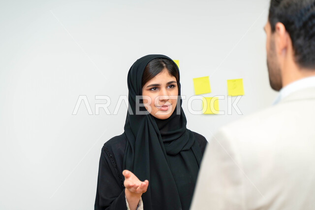 صورة مقربة لأستاذه جامعيه عربيه إماراتيه  خليجيه تشرح لطلابها المحاضره, مدربه جامعيه, تدوين الملاحظات على السبوره, التعليم الجامعي في الإمارات المتحدة , الإجتماع في مقر العمل, مناقشة مهام العمل, تحقيق الأهداف, تدريب الموظفين, ورشة عمل