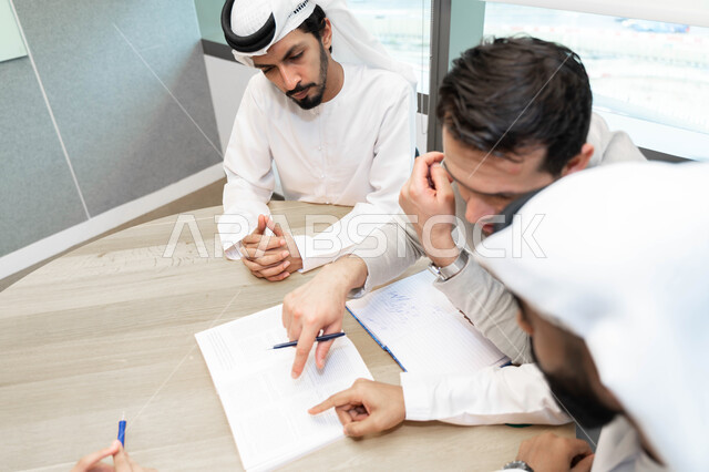 طلاب عرب إماراتين  خليجيين في الجامعه, مشاركة المعلومات الدراسيه, مناقشة المواد الدراسيه, مشروع جماعي, بحث علمي, مدربين جامعيين, اجتماع فريق عمل داخل الفصل , تحديد استراتيجيات وأهداف العمل, وحدة العمل الجماعي