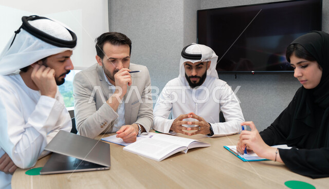 طلاب عرب إماراتين  خليجيين في الجامعه, مشاركة المعلومات الدراسيه, مناقشة المواد الدراسيه, مشروع جماعي, بحث علمي, مدربين جامعيين, اجتماع فريق عمل داخل الفصل , تحديد استراتيجيات وأهداف العمل, وحدة العمل الجماعي