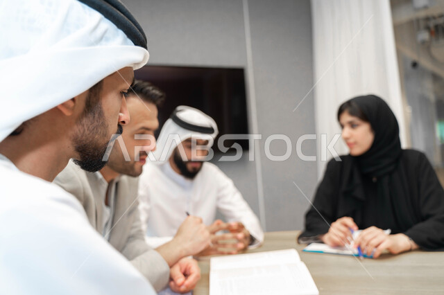 طلاب عرب إماراتين  خليجيين في الجامعه, مشاركة المعلومات الدراسيه, مناقشة المواد الدراسيه, مشروع جماعي, بحث علمي, مدربين جامعيين, اجتماع فريق عمل داخل الفصل , تحديد استراتيجيات وأهداف العمل, وحدة العمل الجماعي