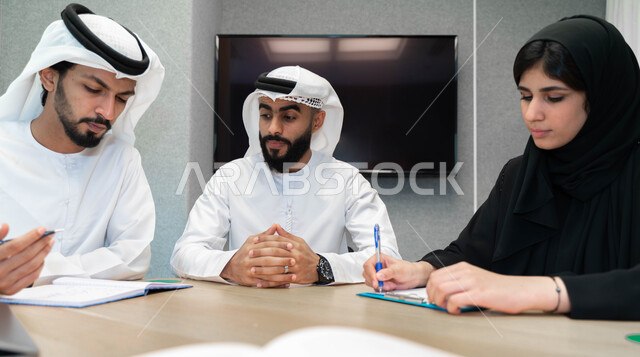 طلاب عرب إماراتين  خليجيين في الجامعه, مشاركة المعلومات الدراسيه, مناقشة المواد الدراسيه, مشروع جماعي, بحث علمي, مدربين جامعيين, اجتماع فريق عمل داخل الفصل , تحديد استراتيجيات وأهداف العمل, وحدة العمل الجماعي