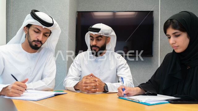 طلاب عرب إماراتين  خليجيين في الجامعه, مشاركة المعلومات الدراسيه, مناقشة المواد الدراسيه, مشروع جماعي, بحث علمي, مدربين جامعيين, اجتماع فريق عمل داخل الفصل , تحديد استراتيجيات وأهداف العمل, وحدة العمل الجماعي