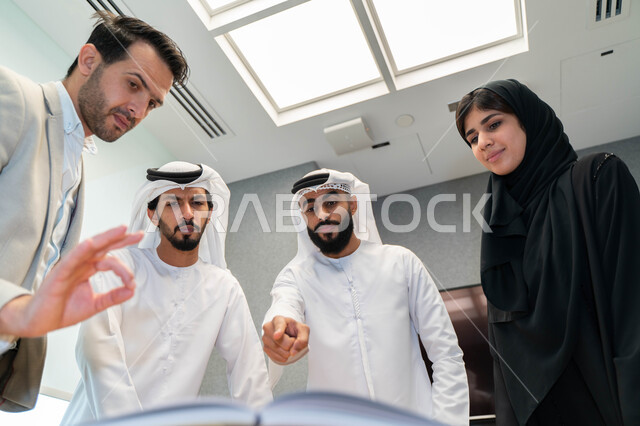 صورة مقربة لطلاب عرب إماراتين  خليجيين في الجامعه, مشاركة المعلومات الدراسيه, مناقشة المواد الدراسيه, مشروع جماعي, بحث علمي, مدربين جامعيين, اجتماع فريق عمل داخل الفصل , تحديد استراتيجيات وأهداف العمل, وحدة العمل الجماعي