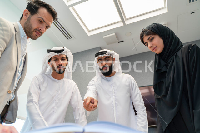 صورة مقربة لطلاب عرب إماراتين  خليجيين في الجامعه, مشاركة المعلومات الدراسيه, مناقشة المواد الدراسيه, مشروع جماعي, بحث علمي, مدربين جامعيين, اجتماع فريق عمل داخل الفصل , تحديد استراتيجيات وأهداف العمل, وحدة العمل الجماعي