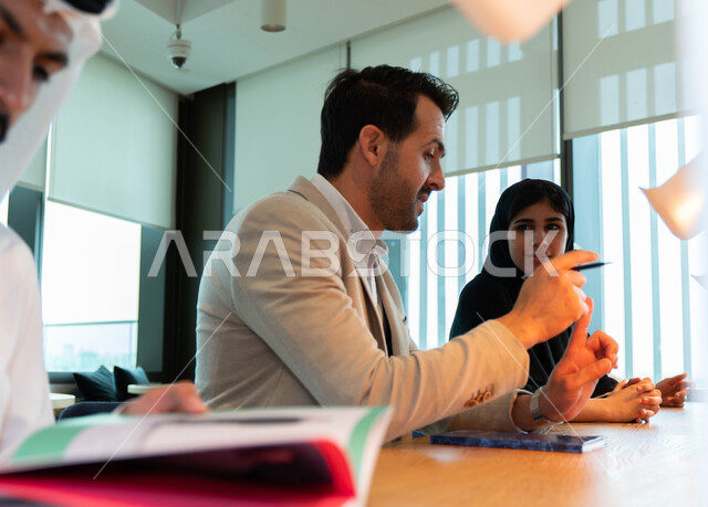 صوره مقربه لطلاب  عرب إماراتيون خليجيون في قاعة المحاضرات في الجامعه, التفاعل والمشاركه, تدوين الملاحظات, الإستماع الى المحاضره, ورش عمل, دورات تدريبيه, دروس و محاضرات, جودة التعليم, جامعات أكاديميه في الإمارات, كليات وجامعات متطوره