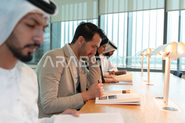 صوره مقربه لطلاب  عرب إماراتيون خليجيون في قاعة المحاضرات في الجامعه, التفاعل والمشاركه, تدوين الملاحظات, الإستماع الى المحاضره, ورش عمل, دورات تدريبيه, دروس و محاضرات, جودة التعليم, جامعات أكاديميه في الإمارات, كليات وجامعات متطوره