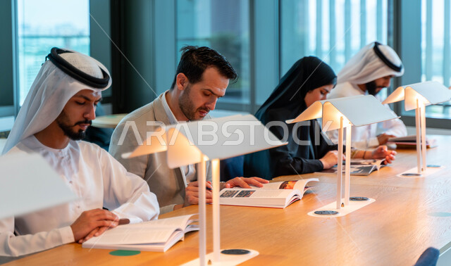 صوره مقربه لطلاب  عرب إماراتيون خليجيون في قاعة المحاضرات في الجامعه, التفاعل والمشاركه, تدوين الملاحظات, الإستماع الى المحاضره, ورش عمل, دورات تدريبيه, دروس و محاضرات, جودة التعليم, جامعات أكاديميه في الإمارات, كليات وجامعات متطوره