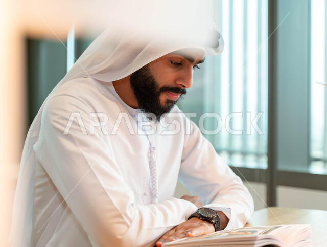 صوره مقربه لطالب عربي إماراتي خليجي في قاعة المحاضرات في الجامعه, التفاعل والمشاركه, تدوين الملاحظات, الإستماع الى المحاضره, ورش عمل, دورات تدريبيه, دروس و محاضرات, جودة التعليم, جامعات أكاديميه في الإمارات, كليات وجامعات متطوره