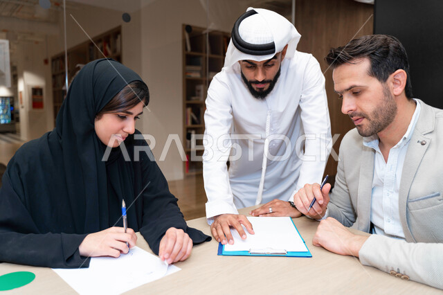 مجموعة طلاب إناث و ذكور عرب إمارتيين خليجيين في الجامعه, مشاركة المعلومات الدراسيه, مناقشة المواد الدراسيه, مشروع جماعي, بحث علمي, مدربين جامعيين, اجتماع فريق عمل داخل الشركه, تحديد استراتيجيات وأهداف العمل, وحدة العمل الجماعي