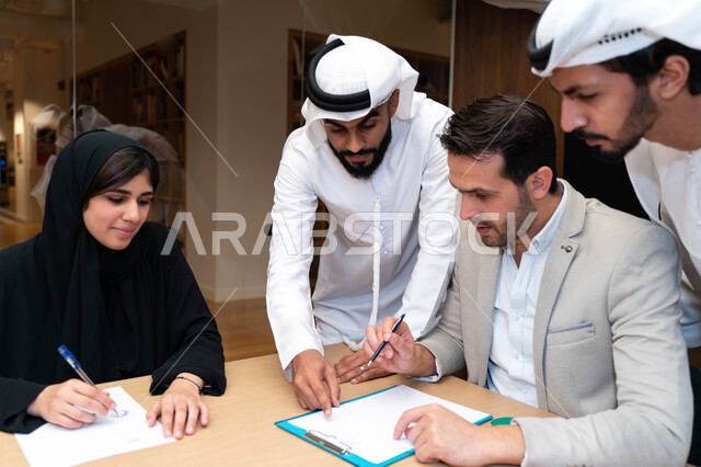 مجموعة طلاب إناث و ذكور عرب إمارتيين خليجيين في الجامعه, مشاركة المعلومات الدراسيه, مناقشة المواد الدراسيه, مشروع جماعي, بحث علمي, مدربين جامعيين, اجتماع فريق عمل داخل الشركه, تحديد استراتيجيات وأهداف العمل, وحدة العمل الجماعي