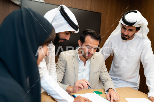 مجموعة طلاب إناث و ذكور عرب إمارتيين خليجيين في الجامعه, مشاركة المعلومات الدراسيه, مناقشة المواد الدراسيه, مشروع جماعي, بحث علمي, مدربين جامعيين, اجتماع فريق عمل داخل الشركه, تحديد استراتيجيات وأهداف العمل, وحدة العمل الجماعي