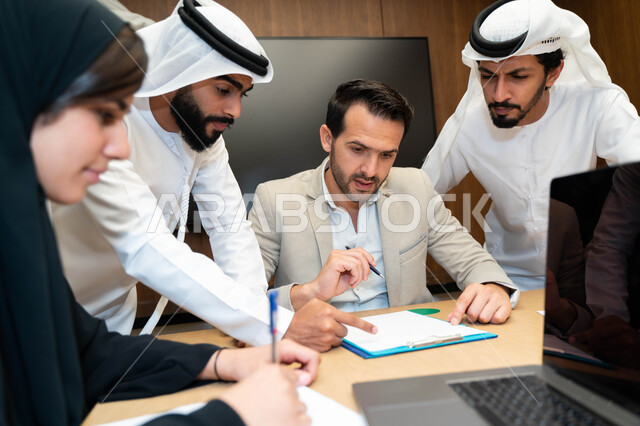 مجموعة طلاب إناث و ذكور عرب إمارتيين خليجيين في الجامعه, مشاركة المعلومات الدراسيه, مناقشة المواد الدراسيه, مشروع جماعي, بحث علمي, مدربين جامعيين, اجتماع فريق عمل داخل الشركه, تحديد استراتيجيات وأهداف العمل, وحدة العمل الجماعي