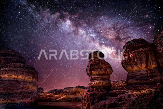 درب التبانة في السماء، طريق المدينة المنورة في العلا ( خيبر) مع مرتفعات جبلية على جوانب الطريق مع المجرة ، جمال الطبيعة السعودية