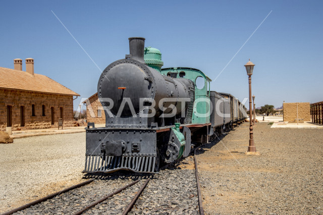 قطار قديم مرمم على سكة حديدية  في منطقة العلا ، محطة قطار قديم في صحراء العلا ، معالم سياحية في السعودية