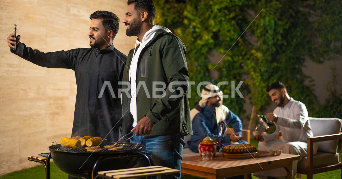 مجموعة من الشباب العرب الخليجيين السعوديين يقضون أوقات ممتعة في إحدى ...
