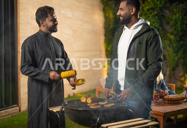 صورة مقربة لشابان عربيان خليجيان سعوديان يقضيان أوقات ممتعة في إحدى الشاليهات السياحية بالسعودية، اصدقاء يقيمون حفلة شواء، فعاليات شبابية ترفيهية، حفلة شواء، أجواء شتوية، جلسة وناسة وتعارف، إجتماع الأصدقاء، سهرة شبابية