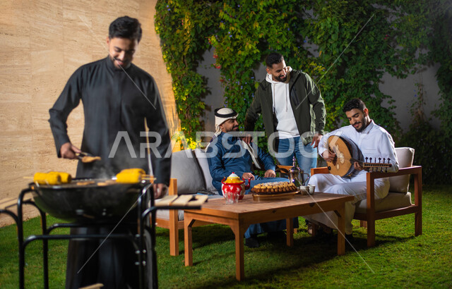 مجموعة من الشباب العرب الخليجيين السعوديين يقضون أوقات ممتعة في إحدى الشاليهات السياحية بالسعودية، اصدقاء يقيمون حفلة شواء، فعاليات شبابية ترفيهية، شاب يقوم بالعزف على آلة العود، أجواء شتوية، جلسة وناسة وتعارف، إجتماع الأصدقاء، سهرة شبابية