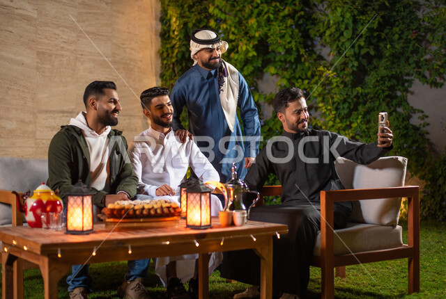 مجموعة من الشباب العرب الخليجيين السعوديين يقضون أوقات ممتعة في إحدى الشاليهات السياحية بالسعودية، فعاليات شبابية ترفيهية، التقاط صور السيلفي التذكارية من خلال الهاتف المحمول، أجواء شتوية، جلسة وناسة وتعارف، إجتماع الأصدقاء، سهرة شبابية