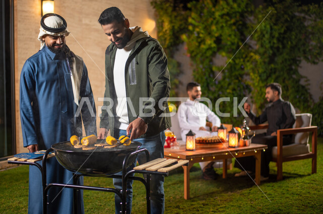 مجموعة من الشباب العرب الخليجيين السعوديين يقضون أوقات ممتعة في إحدى الشاليهات السياحية بالسعودية، اصدقاء يقيمون حفلة شواء، فعاليات شبابية ترفيهية، حفلة شواء، أجواء شتوية، جلسة وناسة وتعارف، إجتماع الأصدقاء، سهرة شبابية