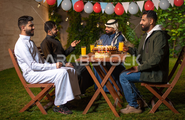 مجموعة من الشباب العرب الخليجيين السعوديين يقضون أوقات ممتعة في إحدى الشاليهات السياحية بالسعودية، الاحتفال بعيد الميلاد، أعياد ومناسبات سعيدة، كيكة عيد الميلاد، شاب يعزف على آلة القيثارة، أجواء شتوية، جلسة وناسة وتعارف، إجتماع الأصدقاء، سهرة شبابية