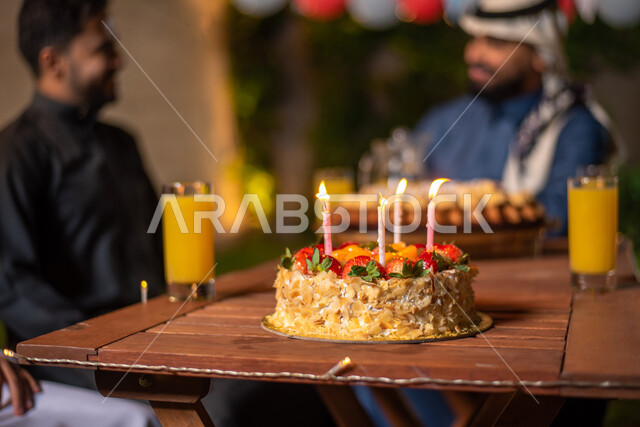 مجموعة من الشباب العرب الخليجيين السعوديين يقضون أوقات ممتعة في إحدى الشاليهات السياحية بالسعودية، الاحتفال بعيد الميلاد، أعياد ومناسبات سعيدة، كيكة عيد الميلاد، شاب يعزف على آلة القيثارة، أجواء شتوية، جلسة وناسة وتعارف، إجتماع الأصدقاء، سهرة شبابية