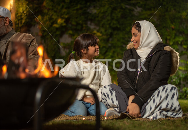 عائلة عربية خليجية سعودية تقضي أوقات ممتعة في إحدى الشاليهات السياحية بالسعودية، رحلات برية، الحوارات والنقاشات، فعاليات ترفيهية عائلية، أجواء عائلية سعيدة، أجواء شتوية، منتجعات وشاليهات ترفيهية بالسعودية، سهرة عائلية