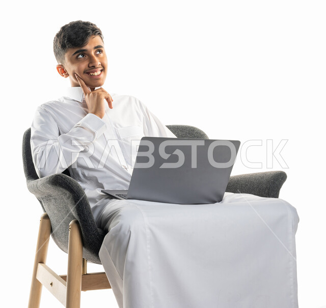 بورتريه لولد عربي سعودي خليجي مبتسم، يجلس على كرسي، إستخدام جهاز الحاسوب المحمول، تعابير تدل على التفكير، التواصل مع الأصدقاء، تصفح الإنترنت، محادثات ودردشة، قضاء أوقات ممتعة، خلفية بيضاء