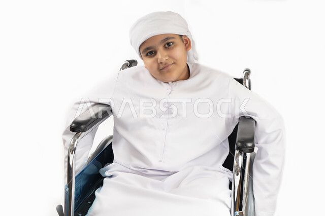 بورتريه لطفل عربي إماراتي خليجي يرتدي الزي التقليدي من ذوي الهمم يجلس على كرسي متحرك ويرتدي الزي التقليدي بإيماءات وجه مبتسمة  , التمكين الاجتماعي, اهتمام ودعم المجتمع الإماراتي لذوي الاحتياجات الخاصه, تقديم الحب و الرعاية و الاهتمام , خلفية بيضاء 