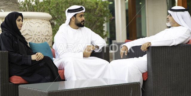الزيارات والاجتماعات العائليه، مشاركة الاحاديث والاخبار بين الافراد, أسرة عربية خليجية إماراتية تقضي أوقات ممتعة في إحدى الشاليهات, عائلة سعودية تتبادل الحوارات بأجواء مميزة في أحد المقاهي, مفهوم الترابط الاسري و صلة الرحم.