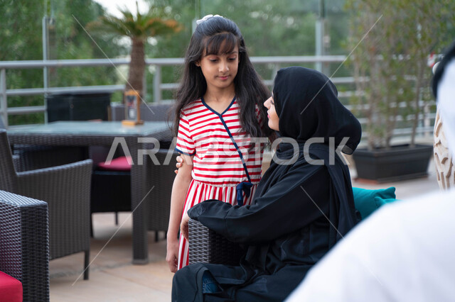 مفهوم الأمومة والعطف و الحنان، أجواء مليئة بالحب والسعادة بجلسة عائلية راقية، فتاة عربية اماراتية خليجية تستمتع برفقة والدتها بالأجواء الصيفيه في أحد المقاهي، ام سعودية محجبة تقضي أوقات ممتعه مع ابنتها في الخارج